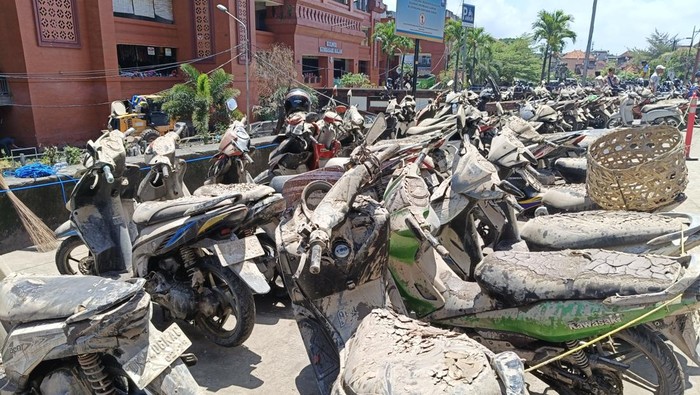 Puluhan motor yang dievakuasi dari parkir basement Pasar Badung, Denpasar, Bali, Kamis (11/9/2025). (Ni Made Lastri Karsiani Putri/detikBali)