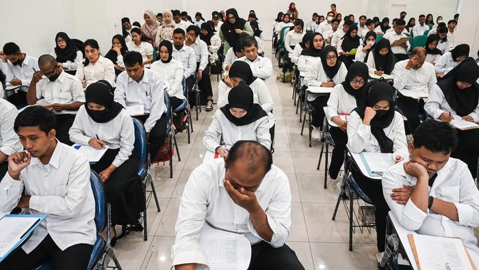 Peserta mengikuti tes uji tulis perekrutan Pasukan Putih di GOR Johar Baru, Jakarta, Kamis (11/9/2025). Suku Dinas Kesehatan Jakarta Pusat menyelenggarakan tes uji tulis perekrutan Petugas Penanganan Kesehatan Lapangan atau Pasukan Putih yang diikuti 388 peserta dengan kuota penerimaan sebanyak 72 orang untuk 36 puskesmas pembantu di wilayah itu. ANTARA FOTO/Sulthony Hasanuddin