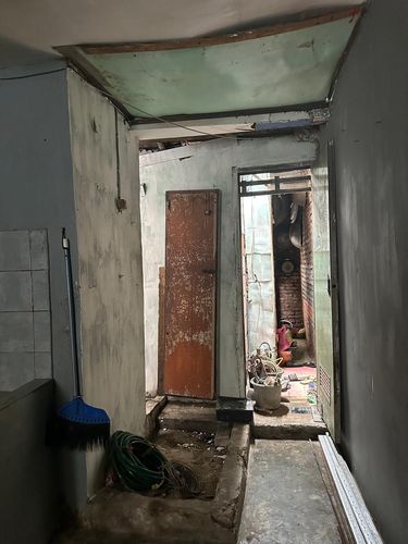 Renovasi Rumah Viral di Tangerang Asti membagikan potret rumahnya sebelum dan sesudah direnovasi. Rumah miliknya di dalam gang berhasil membuat warganet takjub dan bisa menjadi inspirasi. Postingan rumah yang berada di Tangerang itu, langsung viral di media sosial.