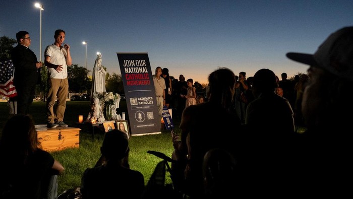 Ribuan Umat Katolik Phoenix Berkumpul Doakan Charlie Kirk yang Tewas Ditembak Suasana haru menyelimuti Desert Horizon Park, Scottsdale, Arizona, pada Rabu (10/9/2025). Ribuan umat Katolik dari seluruh wilayah Phoenix berkumpul untuk menggelar doa bersama bagi Charlie Kirk, tokoh konservatif yang tewas ditembak di Utah. REUTERS/Caitlin O'Hara