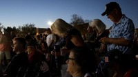 Suasana haru menyelimuti Desert Horizon Park, Scottsdale, Arizona, pada Rabu (10/9/2025). REUTERS/Caitlin OHara
