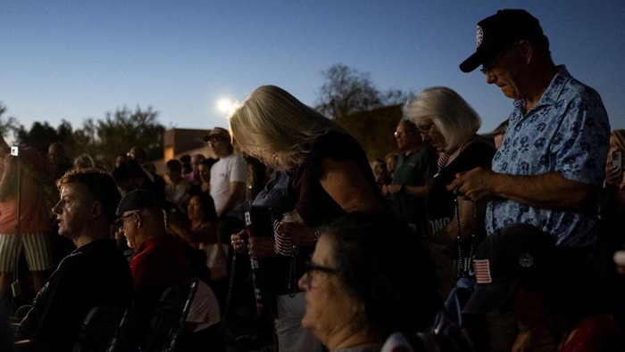 Suasana haru menyelimuti Desert Horizon Park, Scottsdale, Arizona, pada Rabu (10/9/2025). Ribuan umat Katolik dari seluruh wilayah Phoenix berkumpul untuk menggelar doa bersama bagi Charlie Kirk, tokoh konservatif yang tewas ditembak di Utah. REUTERS/Caitlin O'Hara