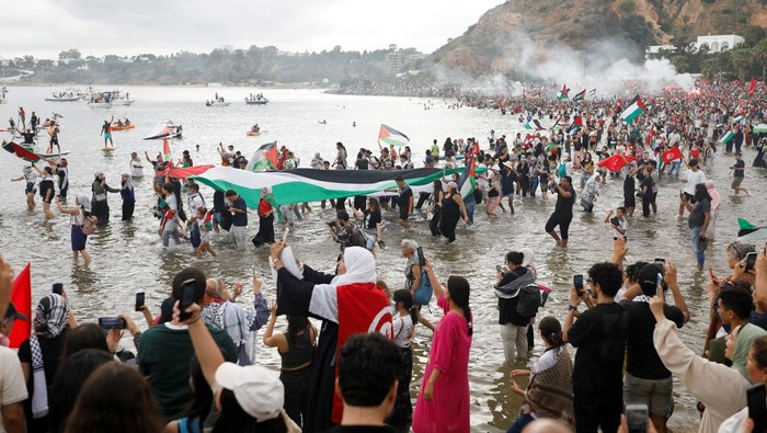 People gather, as they await the departure of the Global Sumud flotilla at the port of Sidi Bou Said, bound to leave for Gaza from Tunisia, along with other Tunisian boats, in a major act of solidarity with the Palestinian people against the Israeli blockade, Sidi Bou Said, Tunisia, September 10, 2025. REUTERS/Zoubeir Souissi