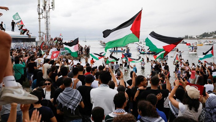 People gather, as they await the departure of the Global Sumud flotilla at the port of Sidi Bou Said, bound to leave for Gaza from Tunisia, along with other Tunisian boats, in a major act of solidarity with the Palestinian people against the Israeli blockade, Sidi Bou Said, Tunisia, September 10, 2025. REUTERS/Zoubeir Souissi