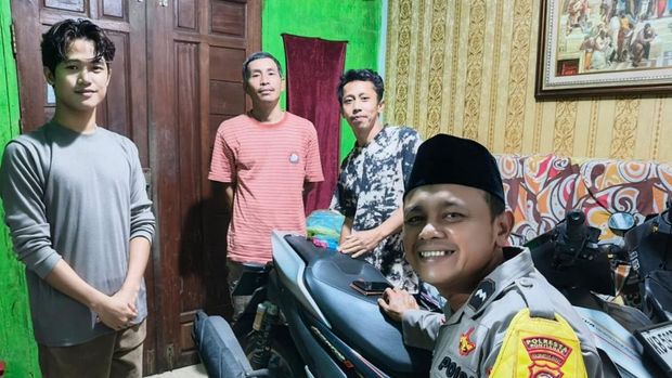 Rizky Kabah (kiri) saat dijemput polisi Maret 2025.