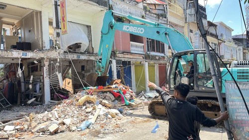 Ruko di Jalan Sulawesi yang roboh saat banjir dihancurkan, Kamis (11/9/2025). (Rizky Setyo/detikBali)