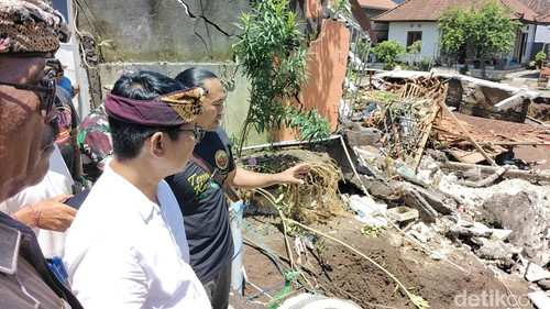 Warga menuturkan dugaan sebab rumah ambruk diterjang banjir dari aliran sungai yang sempit, Kamis (11/9/2025). (Agus Eka/detikBali)