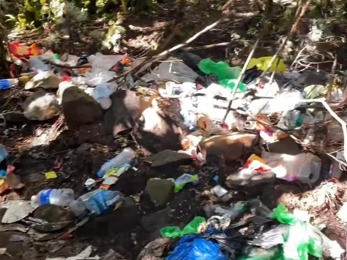 Sampah menggunung di Gunung Gede Pangrango