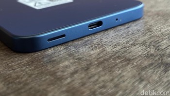 Pada bagian bawah ada speaker, mic, dan port USB type C. Foto: Agus Tri Haryanto/detikINET