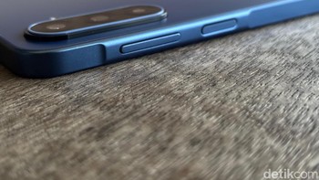 Sedangkan di samping kanan ada tombol power dan volume. Foto: Agus Tri Haryanto/detikINET