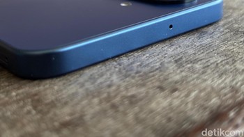 Dan tampak bagian atas yang cukup polos, cuma ada mic. Foto: Agus Tri Haryanto/detikINET