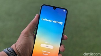 Galaxy A17 5G mengusung layar Super AMOLED berukuran 6,7 inch dengan resolusi FHD+, refresh rate 90Hz, dan tingkat kecerahan puncak hingga 1.100 nits. Foto: Agus Tri Haryanto/detikINET
