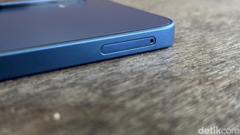 Tampak pada bagian samping kiri hanya terdapat slot SIM card. Foto: Agus Tri Haryanto/detikINET