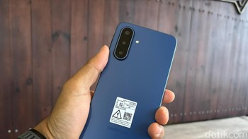 Samsung Galaxy A17 5G hadir dengan desain baru di bagian belakangnya. Jika di generasi sebelumnya masing-masing kamera belakang dipisah, kini di Galaxy A17 5G tiga kamera belakangnya disatukan dalam housing yang mirip seperti Galaxy Z Fold7. Foto: Agus Tri Haryanto/detikINET