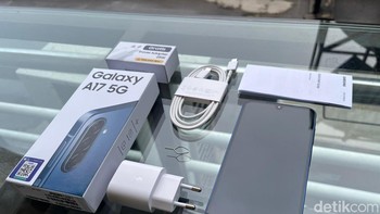 Saat unboxing Samsung Galaxy A17 5G, terdapat kabel, SIM injector, kepala charger, buku panduan, dan satu uni ponsel. Foto: Agus Tri Haryanto/detikINET