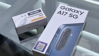 Paket pembelian Samsung Galaxy A17 5G ini, pengguna akan mendapatkan bonus charger. Foto: Agus Tri Haryanto/detikINET