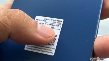 Ponsel ini menawarkan fitur AI, layar berkualitas tinggi, dan baterai bertahan lama untuk mendukung kegiatan pengguna sehari-hari. Dan, ponsel ini buatan Indonesia loh. Foto: Agus Tri Haryanto/detikINET