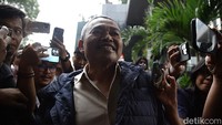 Kehadiran Satori di KPK menarik perhatian awak media yang sejak pagi menunggu jalannya pemeriksaan.