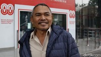 Tersangka korupsi yang juga anggota DPR Fraksi Partai NasDem, Satori, bergegas meninggalkan kerumunan wartawan usai menjalani pemeriksaan di Gedung Merah Putih KPK, Jakarta, Kamis (11/9/2025).