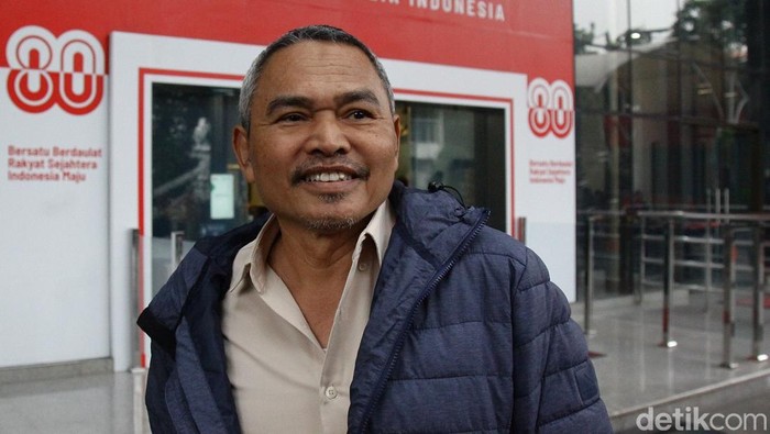Tersangka korupsi yang juga anggota DPR Fraksi Partai NasDem, Satori, bergegas meninggalkan kerumunan wartawan usai menjalani pemeriksaan di Gedung Merah Putih KPK, Jakarta, Kamis (11/9/2025).