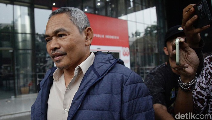 Tersangka korupsi yang juga anggota DPR Fraksi Partai NasDem, Satori, bergegas meninggalkan kerumunan wartawan usai menjalani pemeriksaan di Gedung Merah Putih KPK, Jakarta, Kamis (11/9/2025).