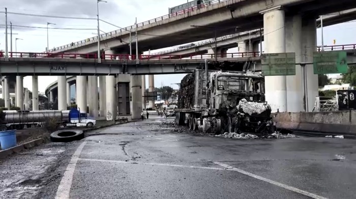 Sebuah truk tangki gas terbalik dan meledak di sebuah jalan raya di Mexico City, Meksiko, pada Rabu (10/9) waktu setempat.