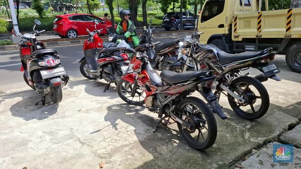 Sejumlah dealer motor sport  di Cipinang dan Condet, Jakarta Timur pada Rabu (10/9/2025), bekas tampak sepi pembeli. (CNBC Indonesia/Chandra Dwi Pranata)