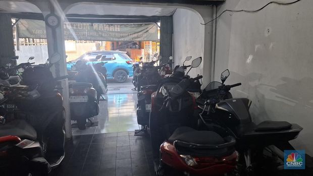 Sejumlah dealer motor sport  di Cipinang dan Condet, Jakarta Timur pada Rabu (10/9/2025), bekas tampak sepi pembeli. (CNBC Indonesia/Chandra Dwi Pranata)