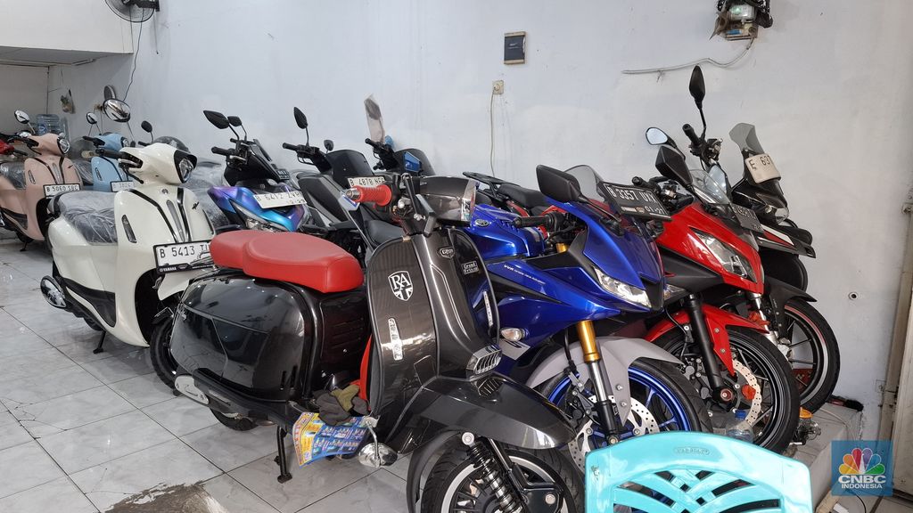 Sejumlah dealer motor sport  di Cipinang dan Condet, Jakarta Timur pada Rabu (10/9/2025), bekas tampak sepi pembeli. (CNBC Indonesia/Chandra Dwi Pranata)