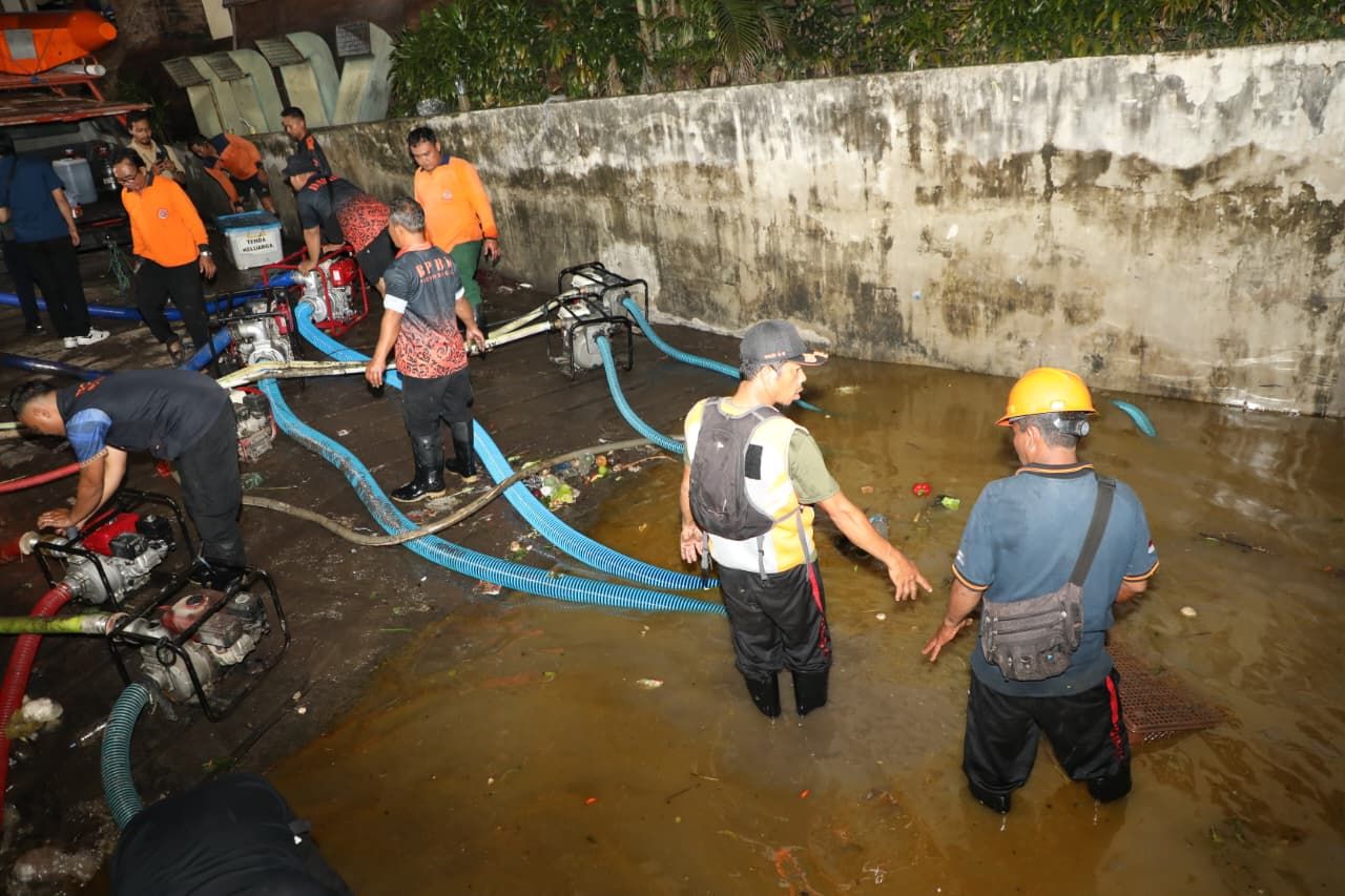 Sejumlah tim gabungan bahu membahu melakukan penyedotan air banjir yang masih tergenang di Pasar Badung, Kota Denpasar, Bali pada Rabu (10/9/2025). (Dok. BNPB)