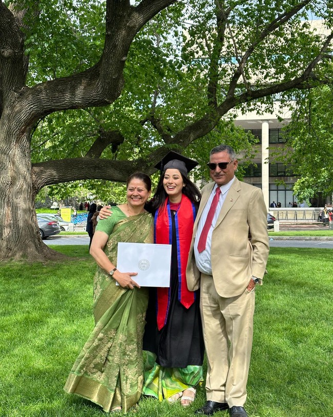 Ratu kecantikan itu sendiri merupakan anak dari mantan Menteri Kesehatan Birodh Khatiwada sedangkan ibunya, Munu Sigdel Khatiwada, adalah anggota parlemen negara bagian Provinsi Bagmati.Foto: Instagram @shrinkhala_