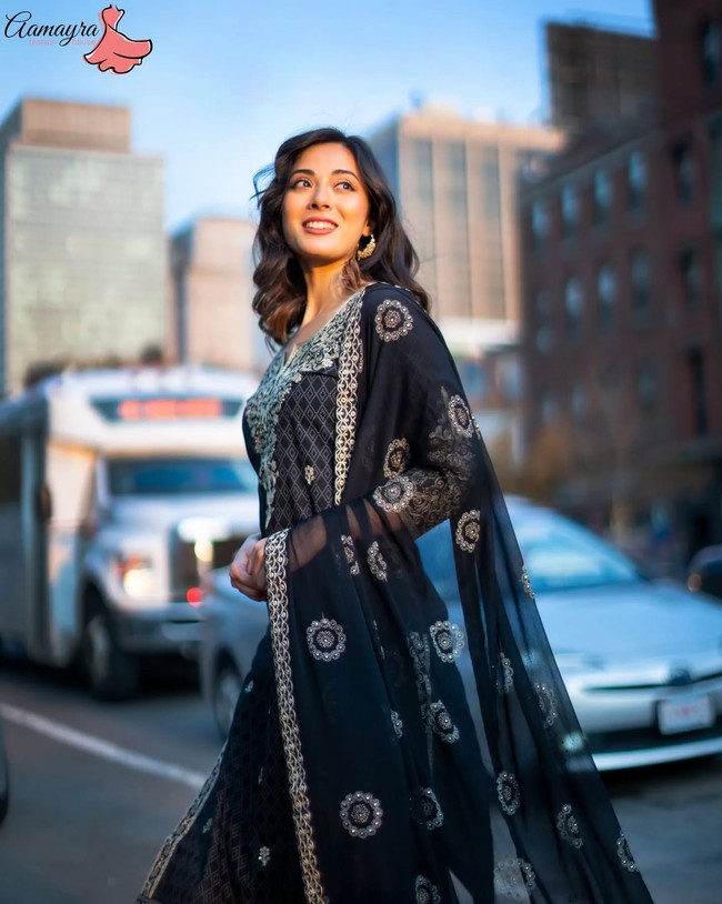 Di media sosial, ujaran kebencian kepada Shrinkhala sendiri menuai kontroversi. Rasanya reaksi keras yang ditujukan kepada Shrinkhala agak berlebihan pada awalnya, tetapi dia tetap diam bahkan setelah 20+ anak muda terbunuh sungguh tercela dan menjijikkan, tulis salah satu komentar di X.Foto: Instagram @shrinkhala_