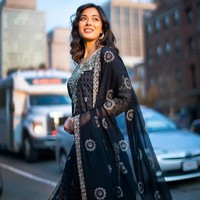 Di media sosial, ujaran kebencian kepada Shrinkhala sendiri menuai kontroversi. Rasanya reaksi keras yang ditujukan kepada Shrinkhala agak berlebihan pada awalnya, tetapi dia tetap diam bahkan setelah 20+ anak muda terbunuh sungguh tercela dan menjijikkan, tulis salah satu komentar di X.Foto: Instagram @shrinkhala_