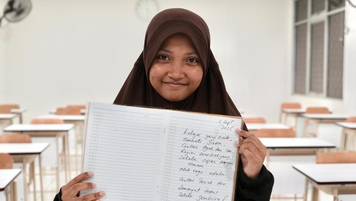 Siswi Sekolah Rakyat  Menengah Atas (SRMA) 10 Jakarta Selatan, Juniar Diah Afifah (16) menunjukkan secarik pesan motivasi dari tulisan tangan Presiden Prabowo Subianto.