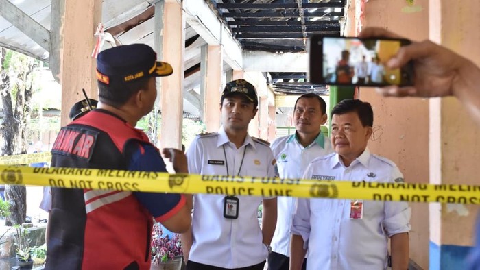 Wawako Jambi Diza Hazra Aljhosa saat mengecek SMP Negeri 20 Jambi yang terbakar.