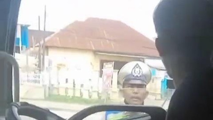 Viral sopir truk terlibat cekcok dengan Polantas di Palembang, Sumsel.