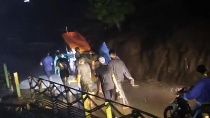 Seorang wanita bernama Gusriani di Kabupaten Soppeng, terpaksa ditandu sejauh 13 kilometer sebelum dijemput mobil dan dibawa ke RSUD Latemmamala.