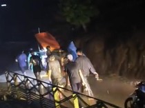 Jalanan Rusak-Warga Sakit di Soppeng Ditandu 13 Km, Perbaikan Terhambat Izin