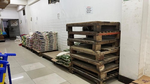 Stok beras menipis di salah satu retail di Mataram, Rabu (10/9/2025). (Nathea Citra/detikBali)