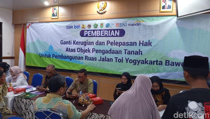 Suasana proses pembayaran uang ganti rugi (UGR) pengadaan tanah jalan tol Jogja-Bawen kepada warga di BPN Kabupaten Magelang, Kamis (11/9/2025).