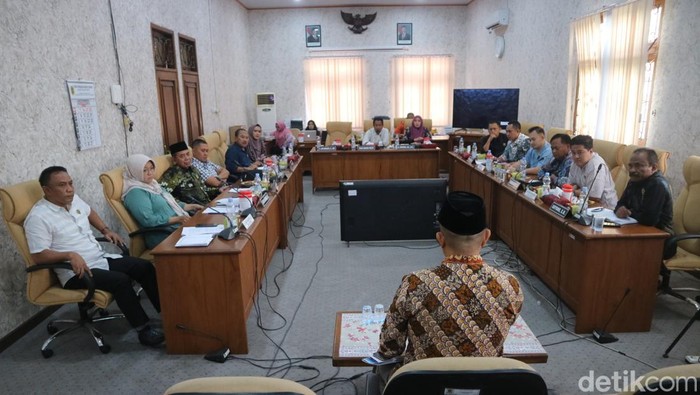 Suasana rapat pansus pemakzulan Bupati Pati Sudewo di DPRD Pati pada Kamis (4/9/2025).