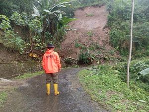 Longsor di Pandanarum Banjarnegara Timpa Rumah-Tutup Jalan