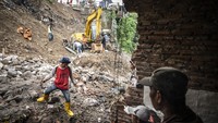 Sejumlah petugas gabungan berada di area lokasi tanggul longsor di Karanganyar Gunung, Candisari, Semarang, Jawa Tengah, Kamis (11/9/2025). ANTARA FOTO/Aprillio Akbar