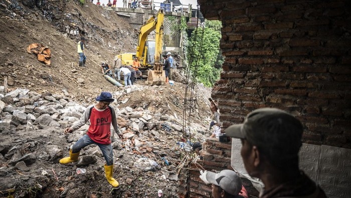 Tanggul 15 Meter di Semarang Longsor, Petugas Kerahkan Alat Berat Petugas menggunakan alat berat memindahkan material longsor di Karanganyar Gunung, Candisari, Semarang, Jawa Tengah, Kamis (11/9/2025). Badan Penanggulangan Bencana Daerah (BPBD) Kota Semarang menyebutkan bahwa tanggul setinggi 15 meter dan sepanjang 150 menter itu longsor akibat pondasi lama yang tidak lagi mampu menahan beban setelah diguyur hujan deras pada Rabu (11/9) serta menyebabkan satu rumah mengalami kerusakan dan banjir di kawasan tersebut. ANTARA FOTO/Aprillio Akbar