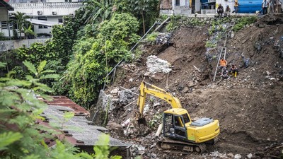 Tanggul 15 Meter di Semarang Longsor, Petugas Kerahkan Alat Berat
