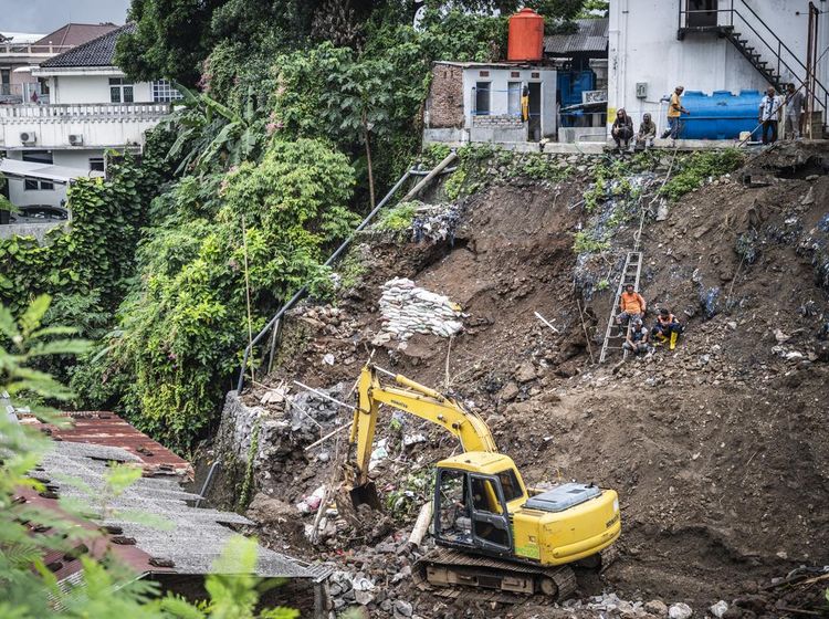Tanggul 15 Meter di Semarang Longsor, Petugas Kerahkan Alat Berat