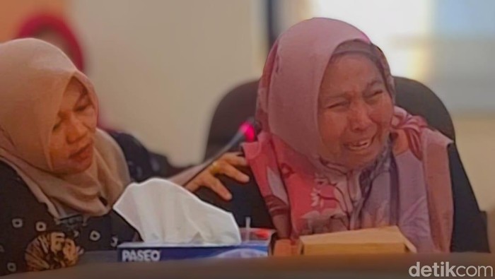 Tangisan pecah ibu korban dugaan kekerasan seksual (kanan) saat melaksanakan RDP di Gedung DPRD Kota Tarakan, Kamis (11/9/2025).