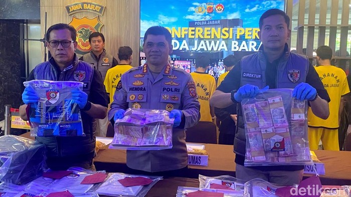 Tersangka korupsi dana bantuan COVID-19 bagi petani di Karawang.