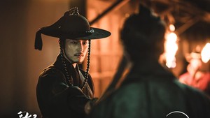 Park Seo Ham ikut meramaikan drakor The Murky Stream sebagai Jung Cheon. Dia digambarkan sebagai pria yang bekerja untuk pemerintah tapi bertekad mengubah sistem. (Foto: dok. Disney+)