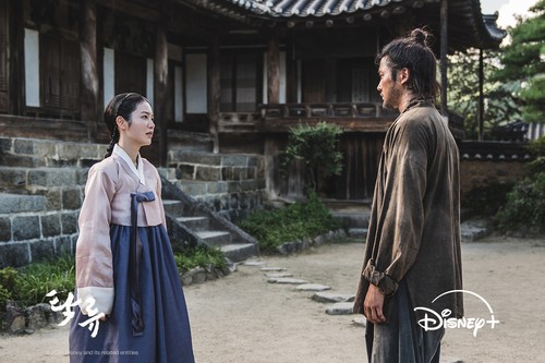 Foto adegan drama Korea terbaru Disney+ The Murky Stream.